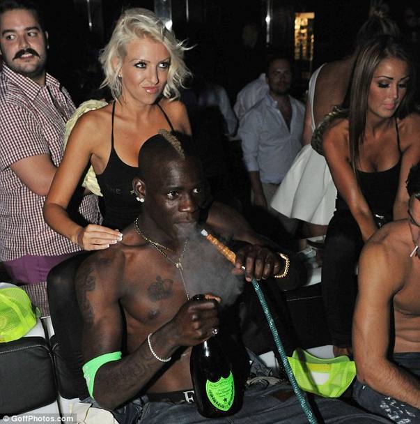 Mario Balotelli era stato beccato mentre fumava il narghil anche in altre circostanze: qui nel servizio del Mirror quando giocava al Manchester City